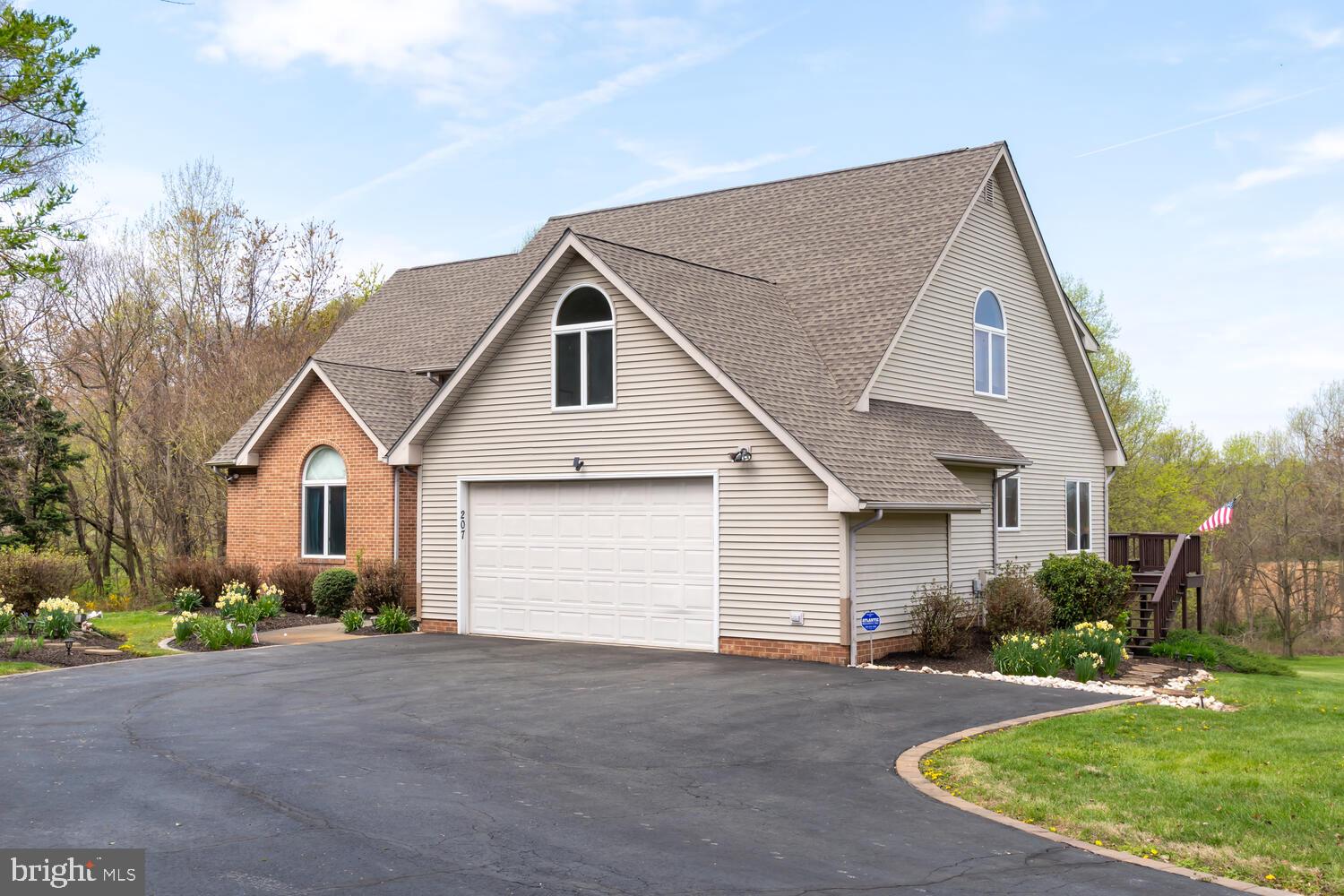 207 Pondview Ct