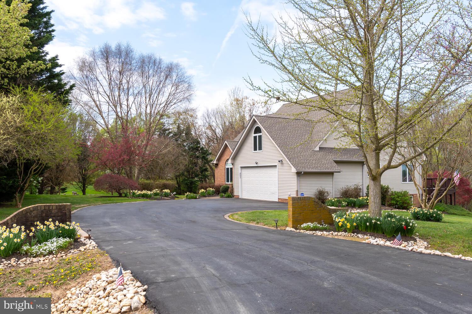 207 Pondview Ct