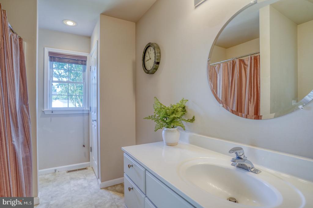 106 Ashwood Ln