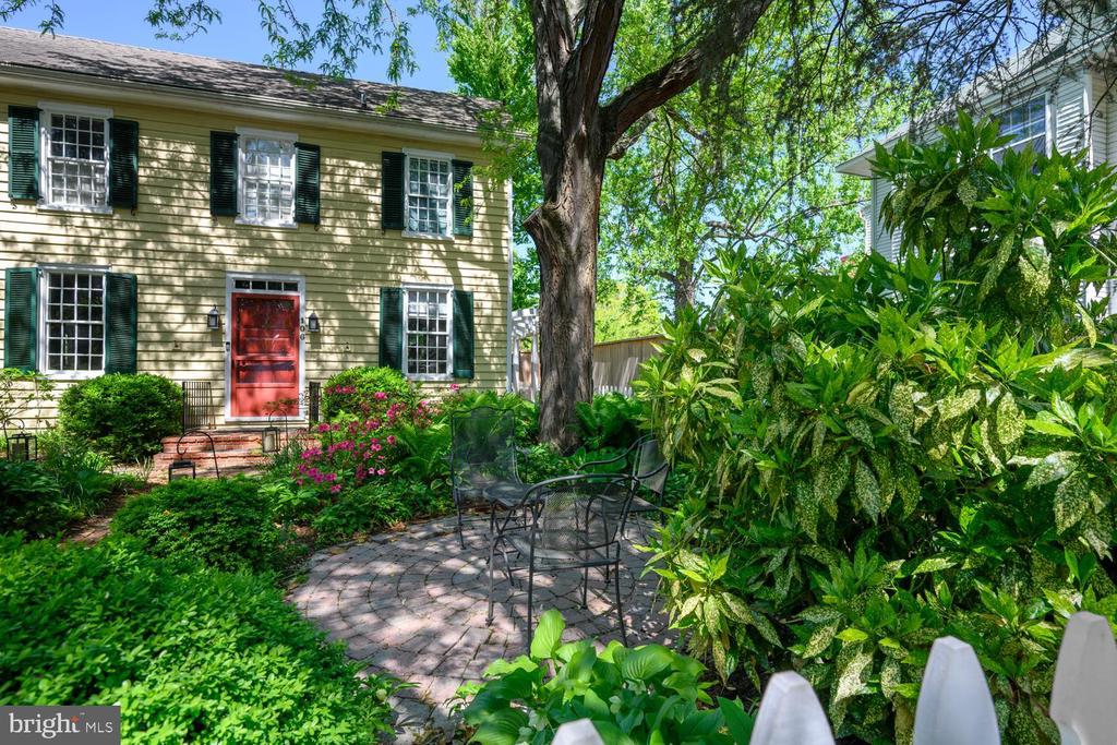 106 QUEEN STREET S