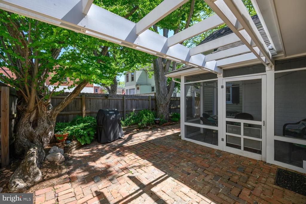 106 QUEEN STREET S