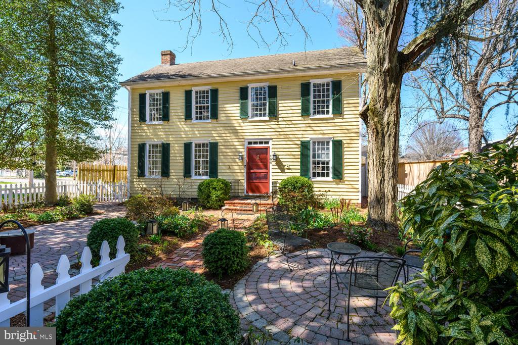 106 QUEEN STREET S