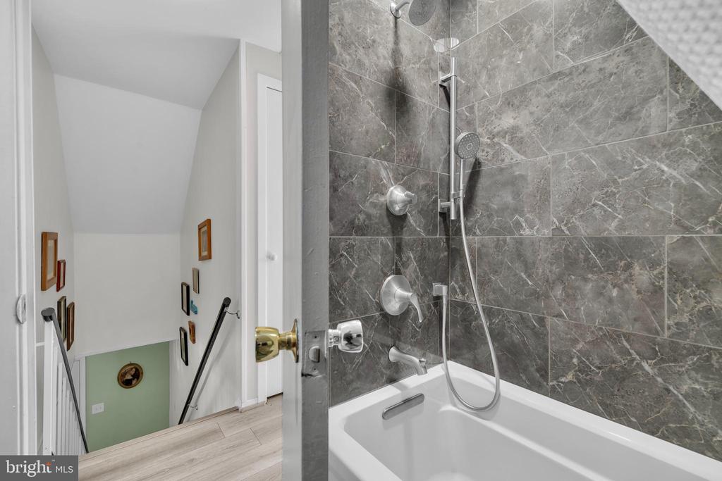 2228 HINDLE LANE