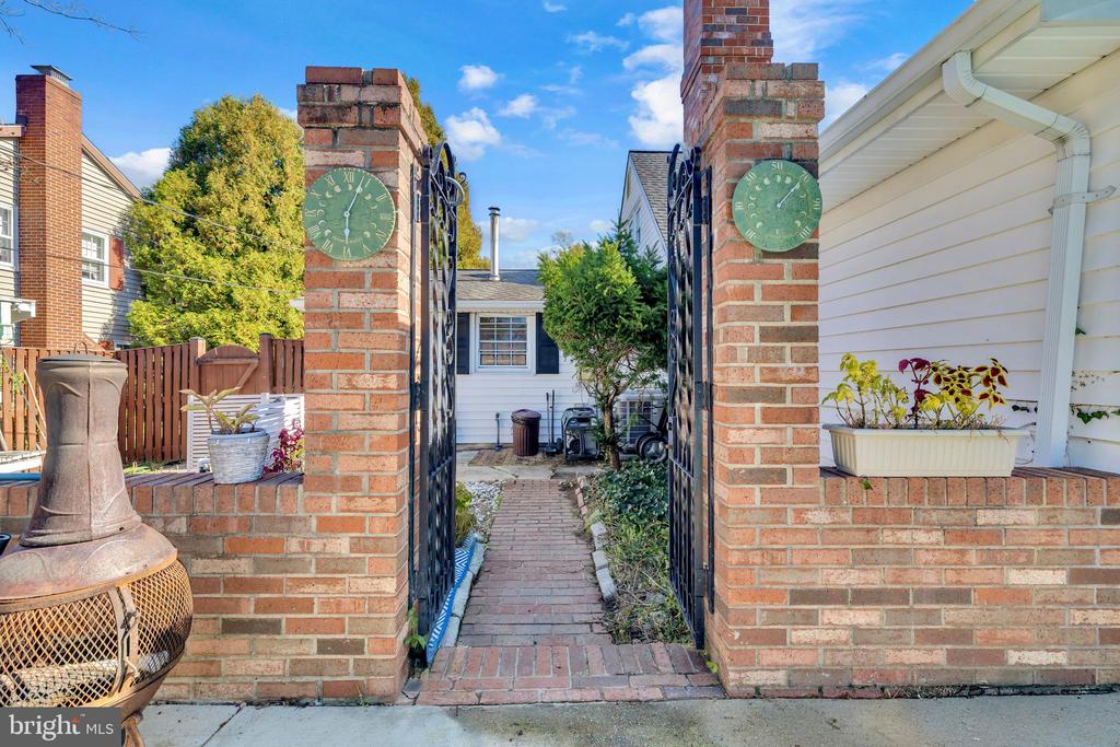 2228 HINDLE LANE