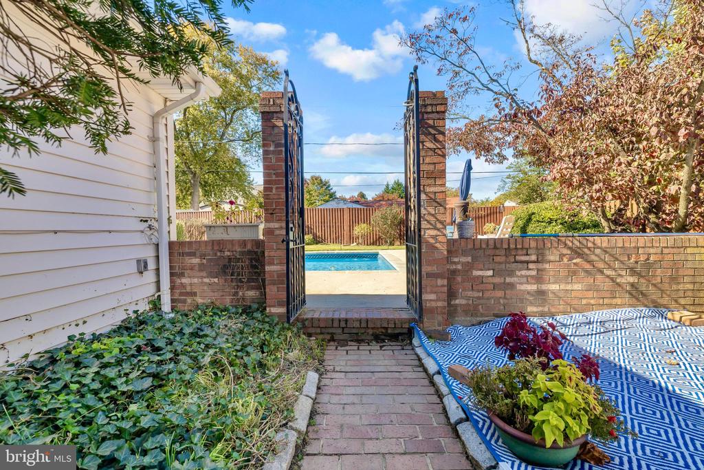 2228 HINDLE LANE