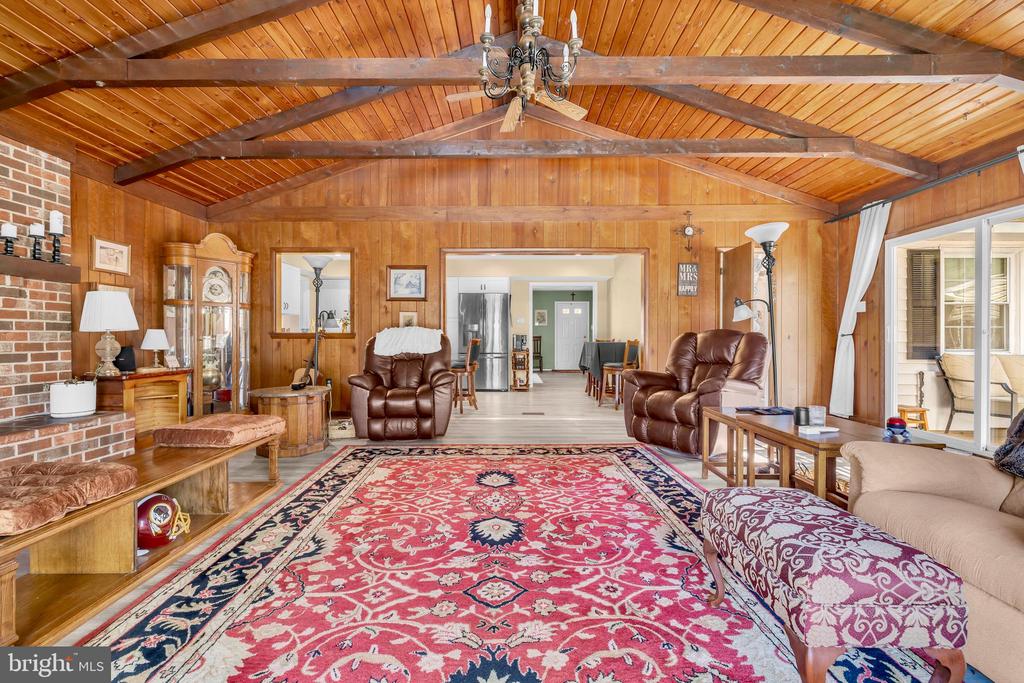 2228 HINDLE LANE