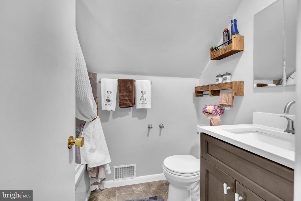 2228 HINDLE LANE