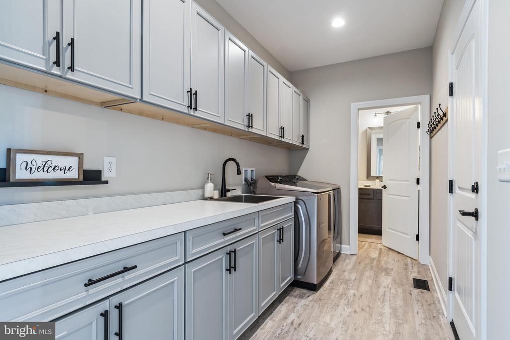 126 Woodfield Ct