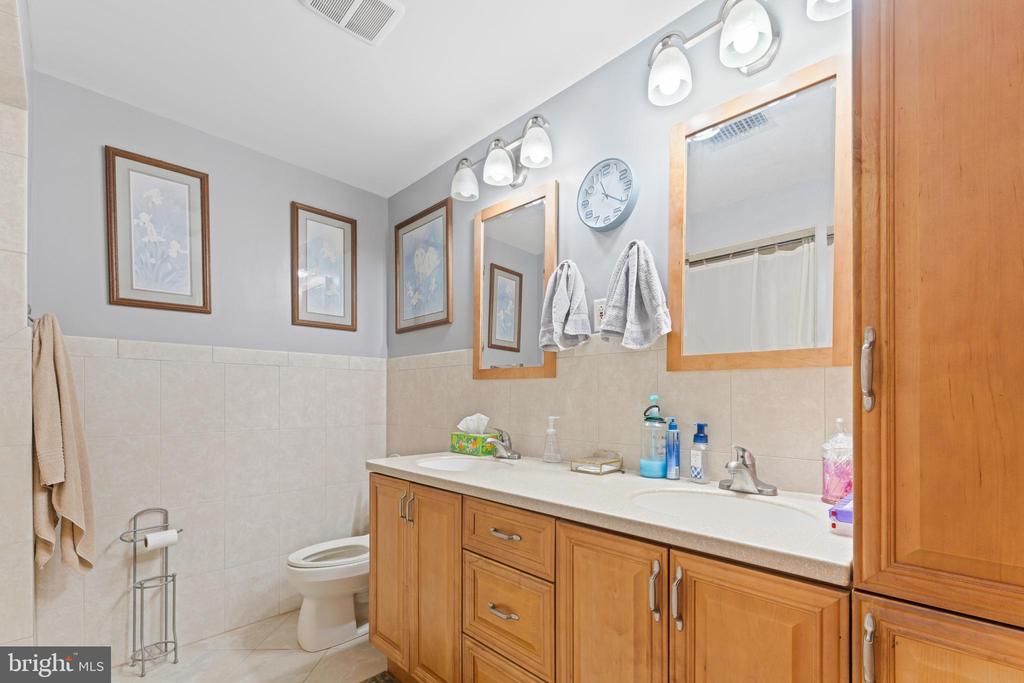 325 LARCH PLACE