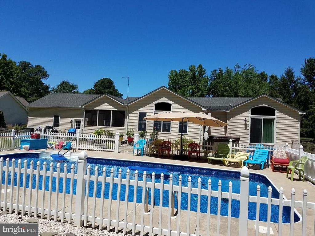 325 LARCH PLACE