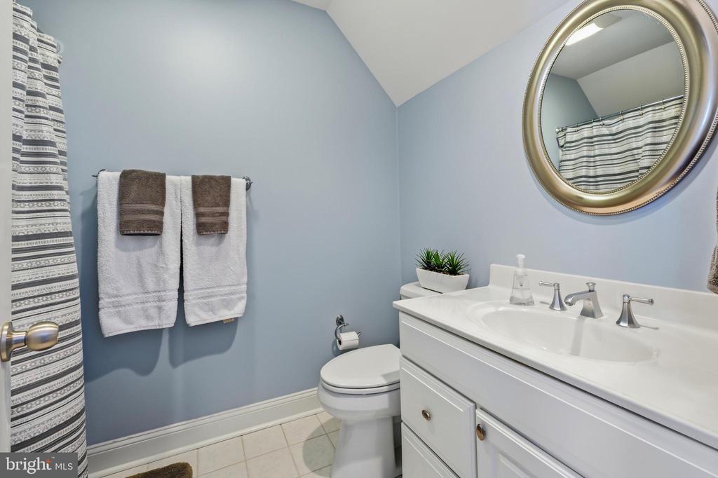 1033 AVALON COURT