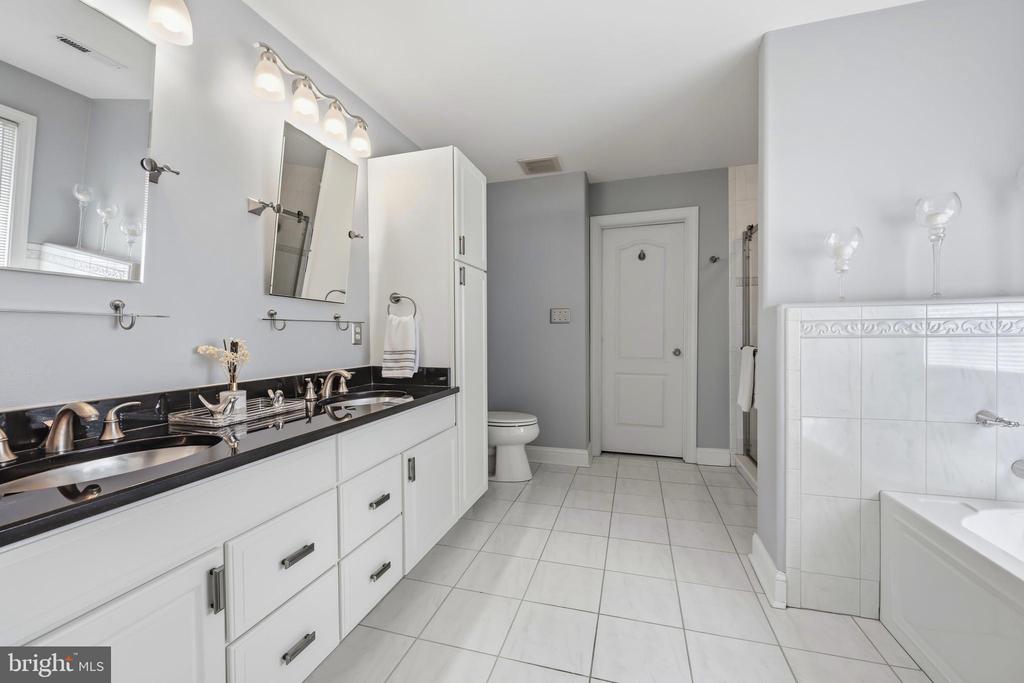 1033 AVALON COURT