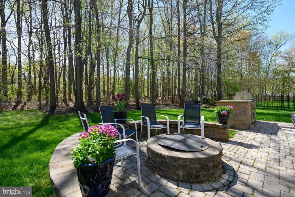 1033 AVALON COURT