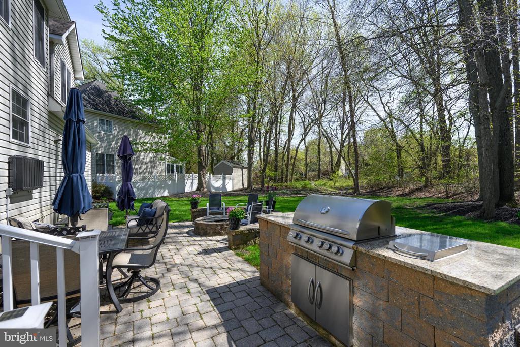 1033 AVALON COURT
