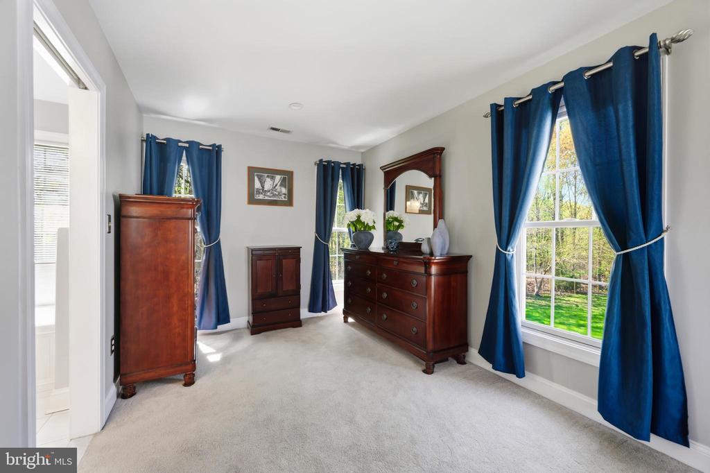 1033 AVALON COURT