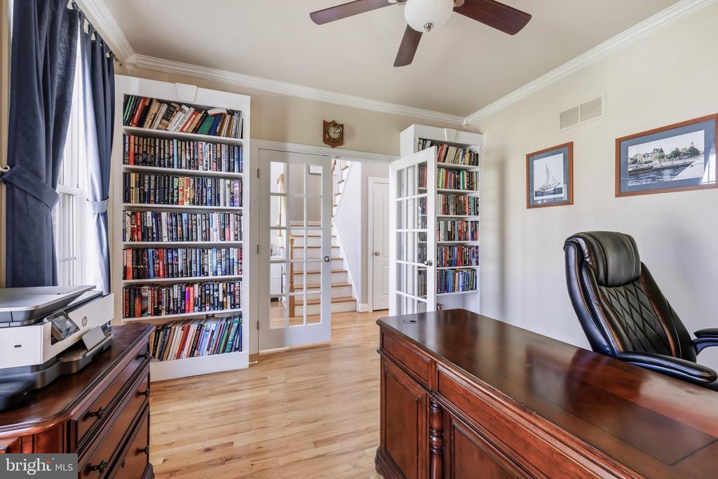 1033 AVALON COURT