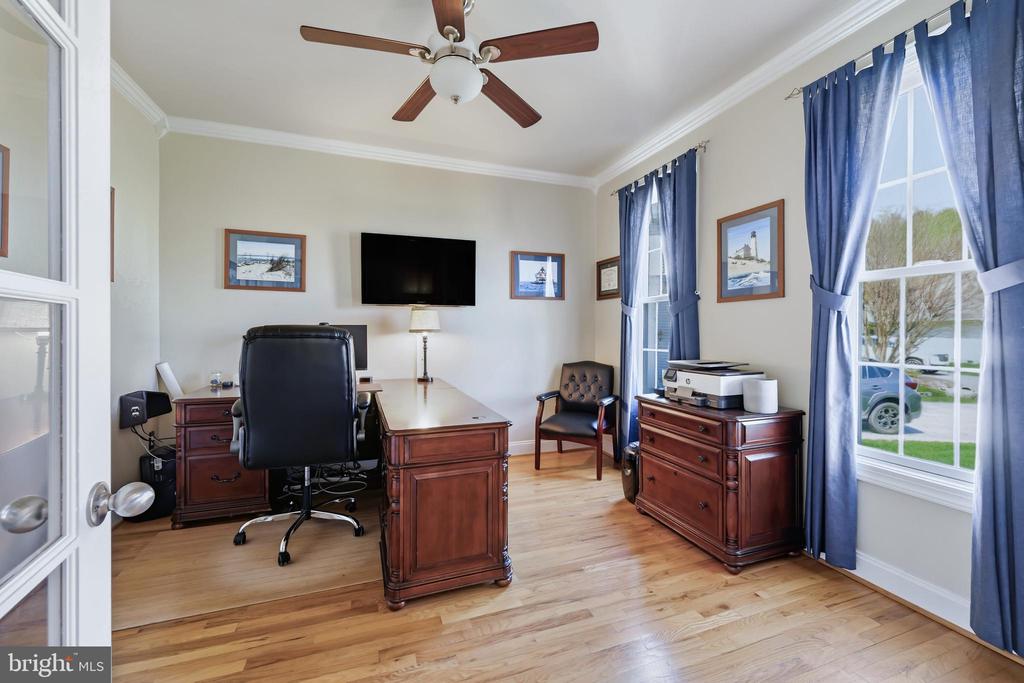 1033 AVALON COURT