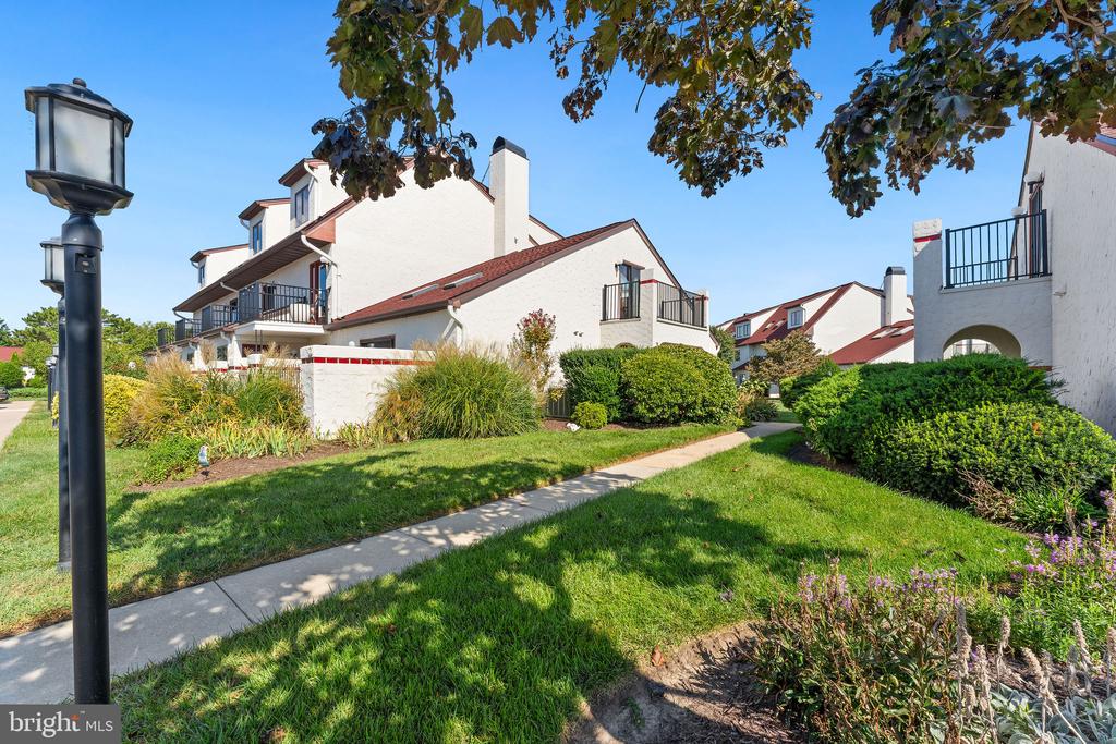 12 QUEEN ANNE WAY Unit: J