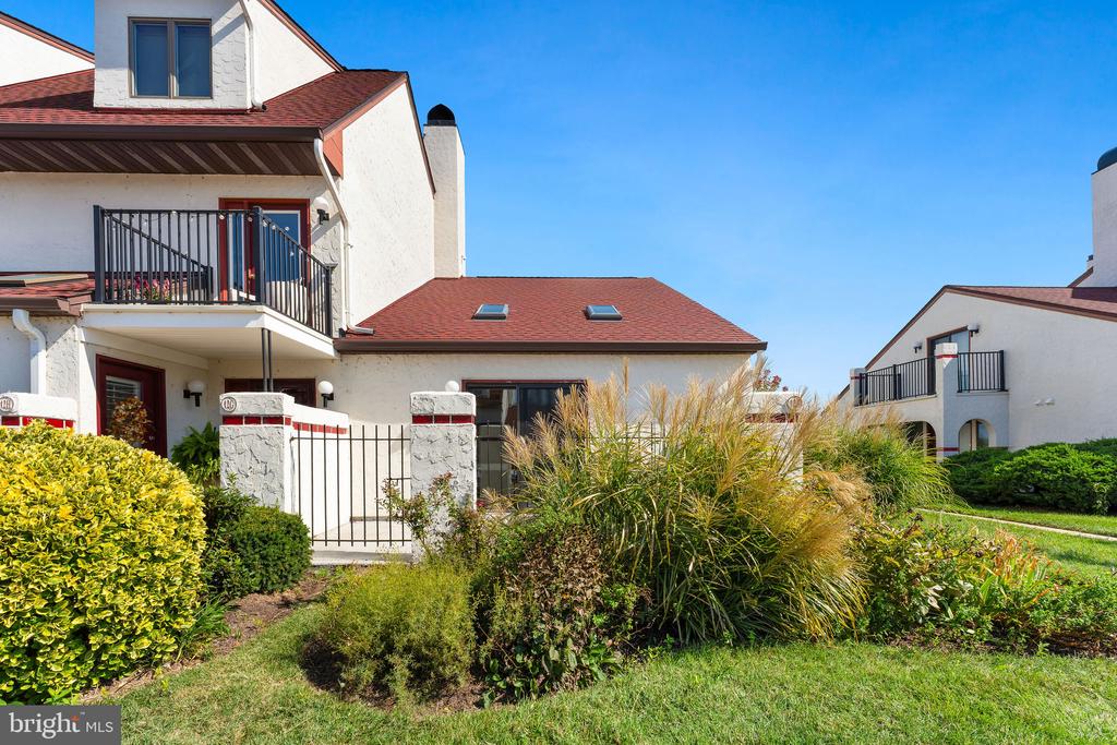 12 QUEEN ANNE WAY Unit: J
