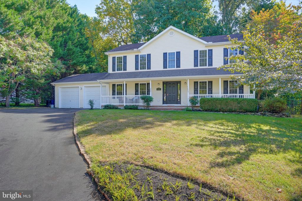 225 AUTUMN LANE