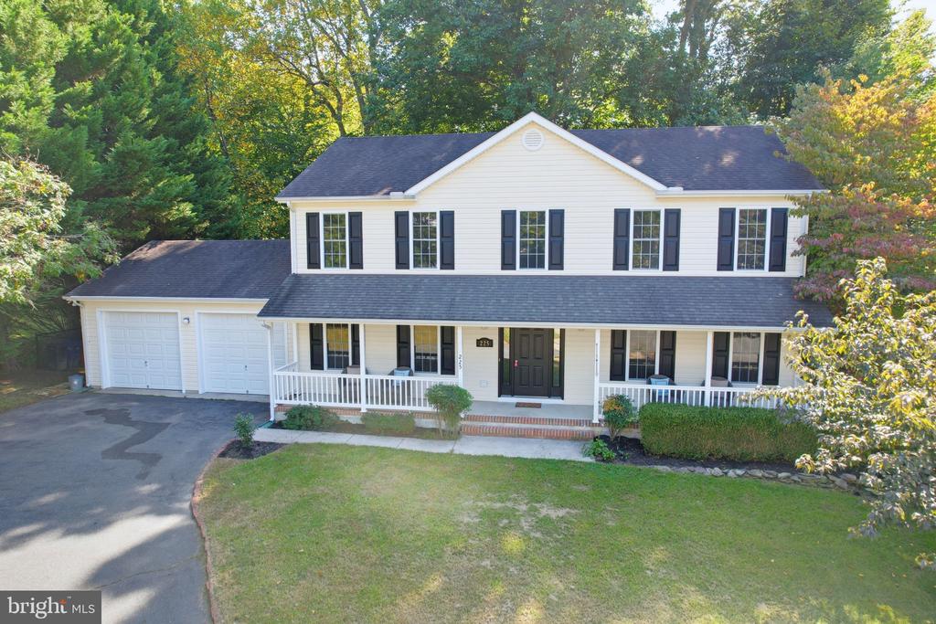 225 AUTUMN LANE