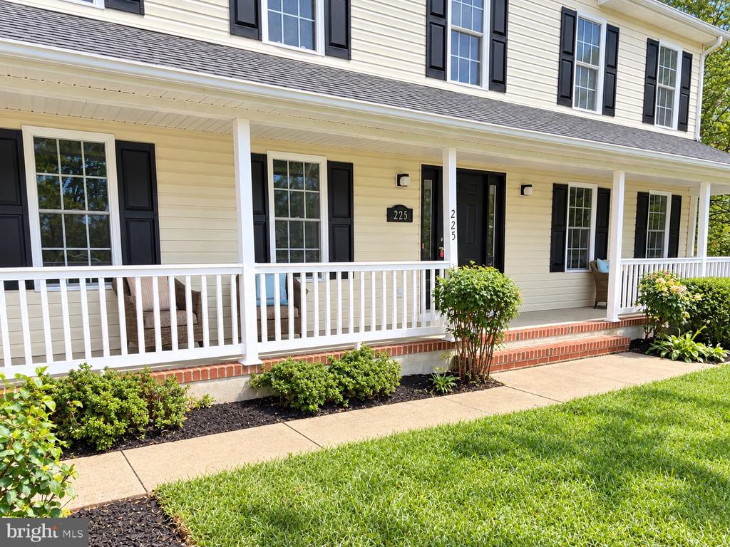 225 AUTUMN LANE