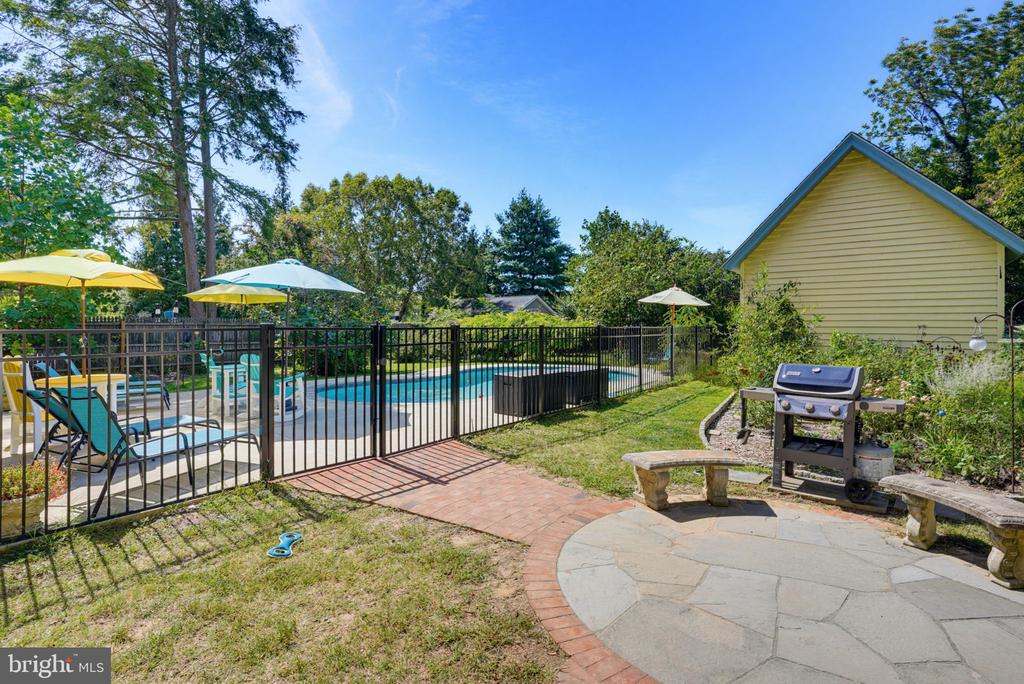 403 CHESTERFIELD AVENUE