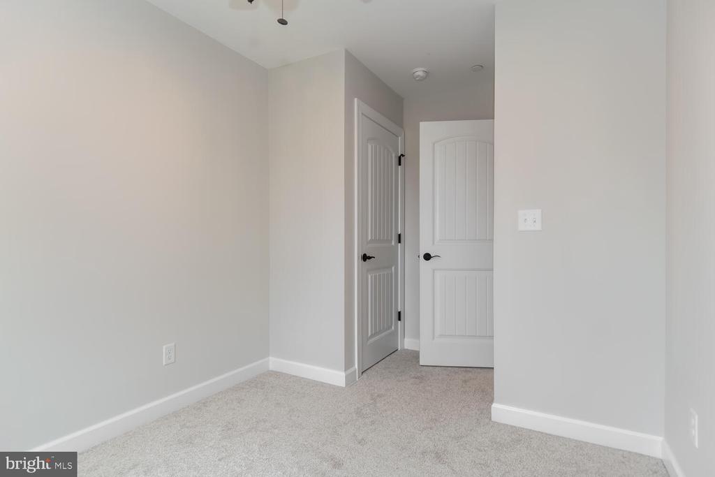 1207 Broad Leaf Ct