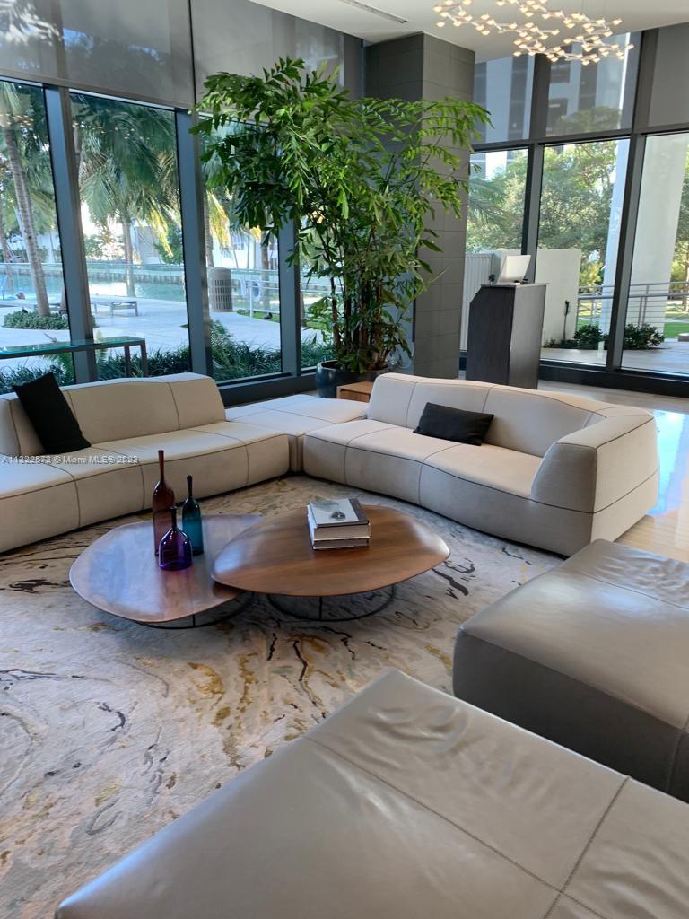 460 NE 28th St # 801