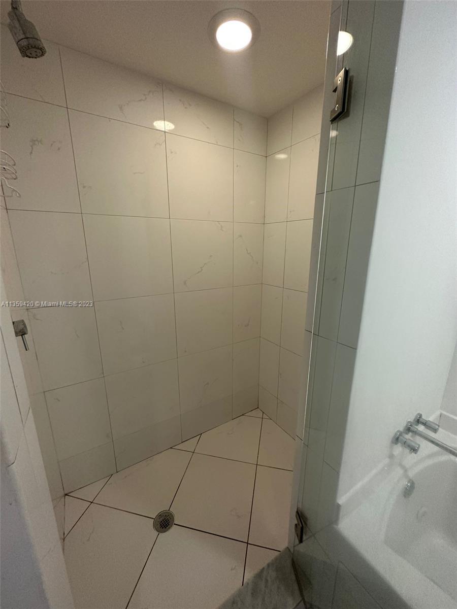 500 Brickell Ave # 2704