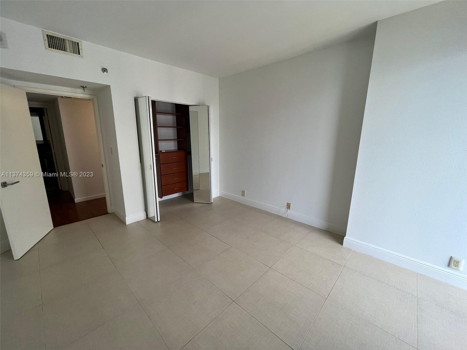 520 Brickell Key Dr # A1400