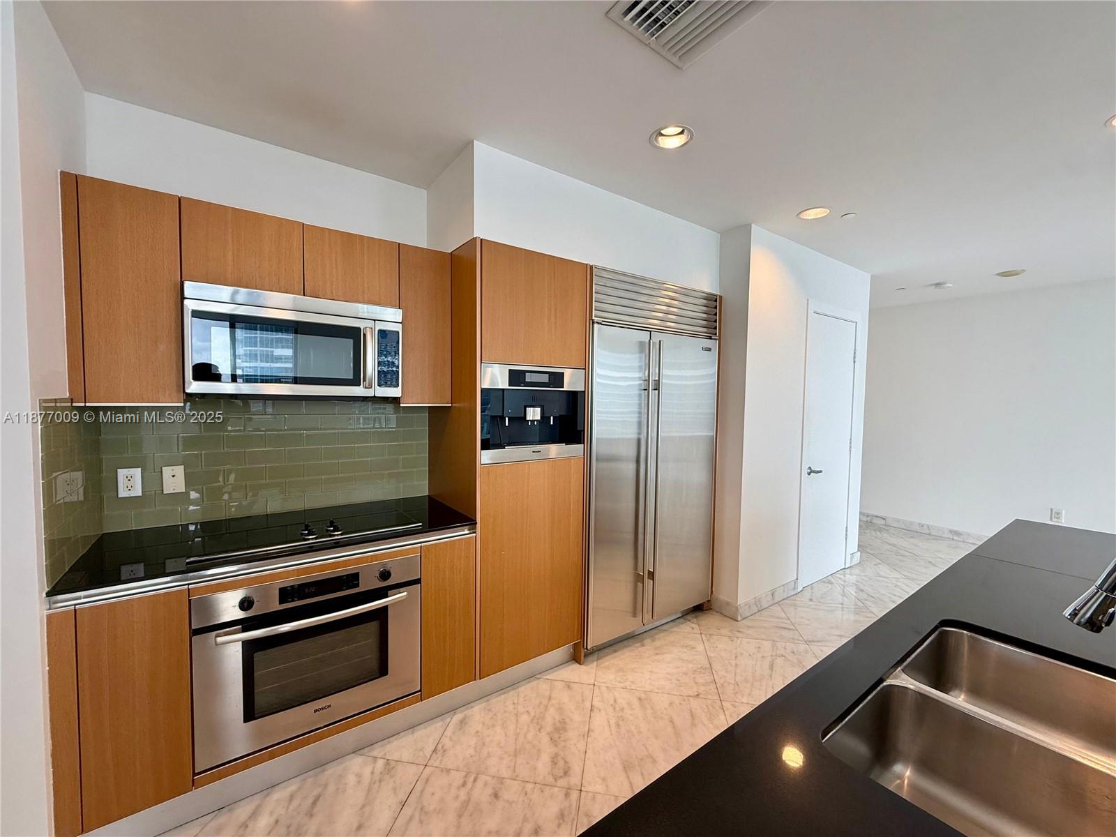 1060 Brickell Ave # 4305