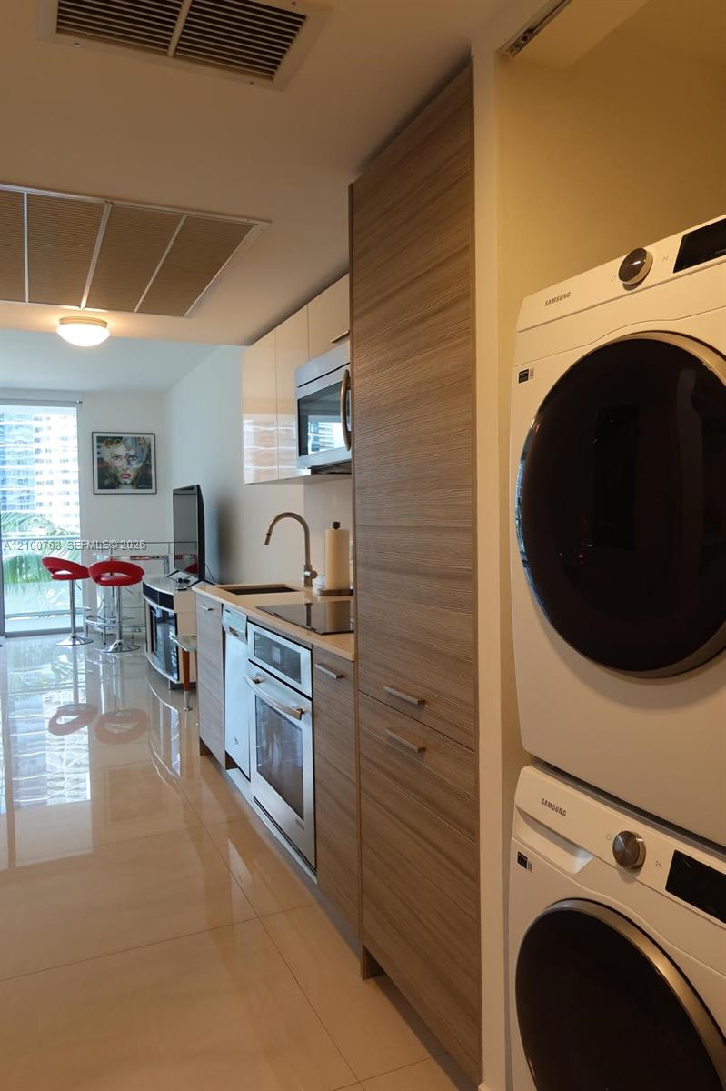 1300 Brickell Bay Dr # 1600
