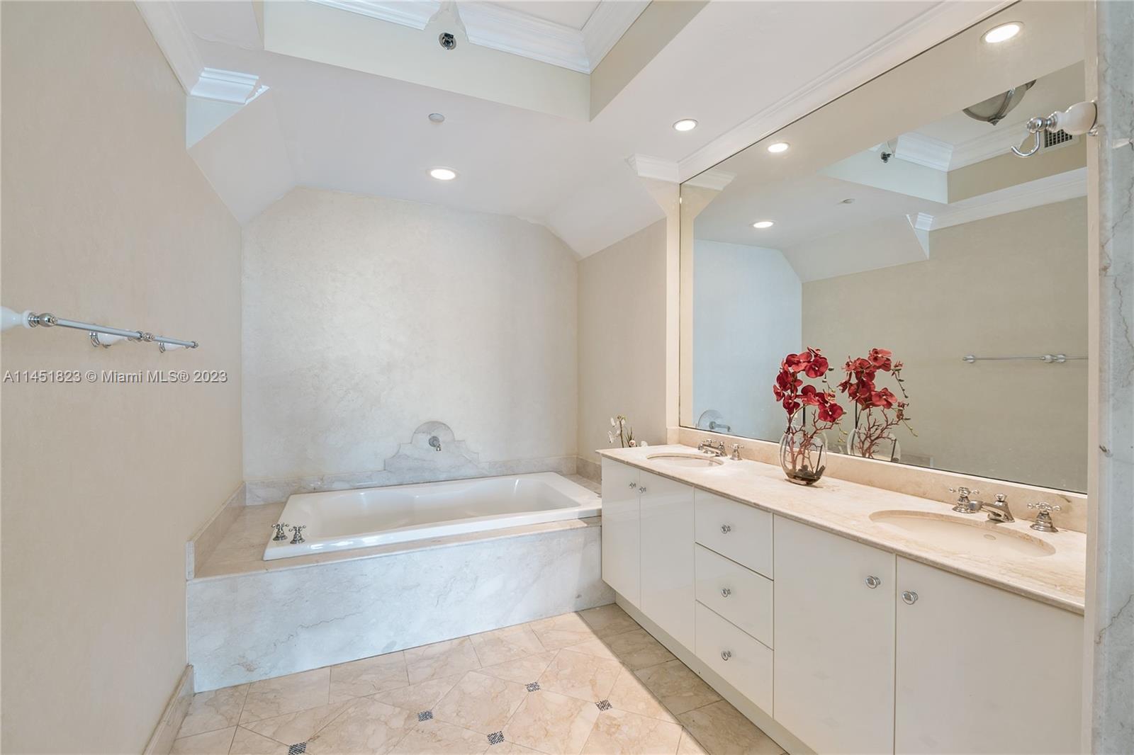 100 S Pointe Dr # 2902