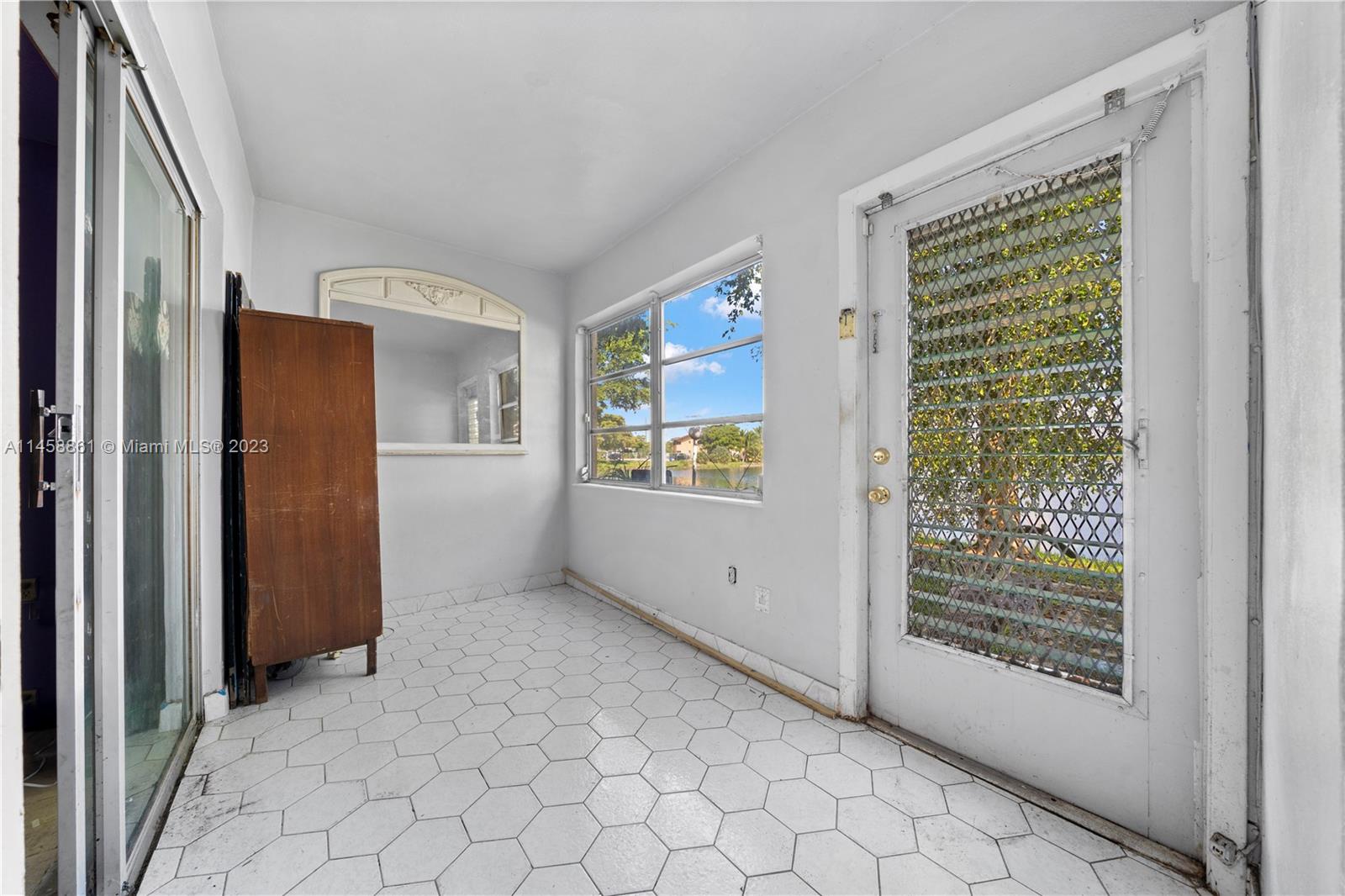 251 NE 187th St # 807