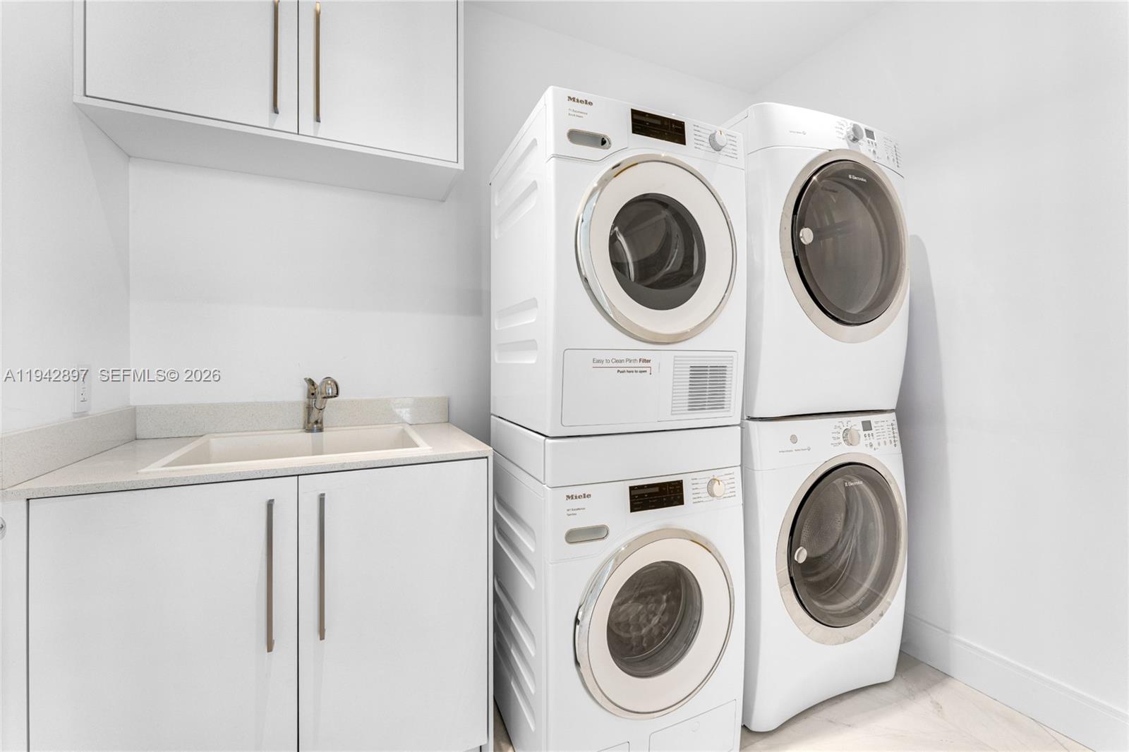 16901 Collins Ave # 1605