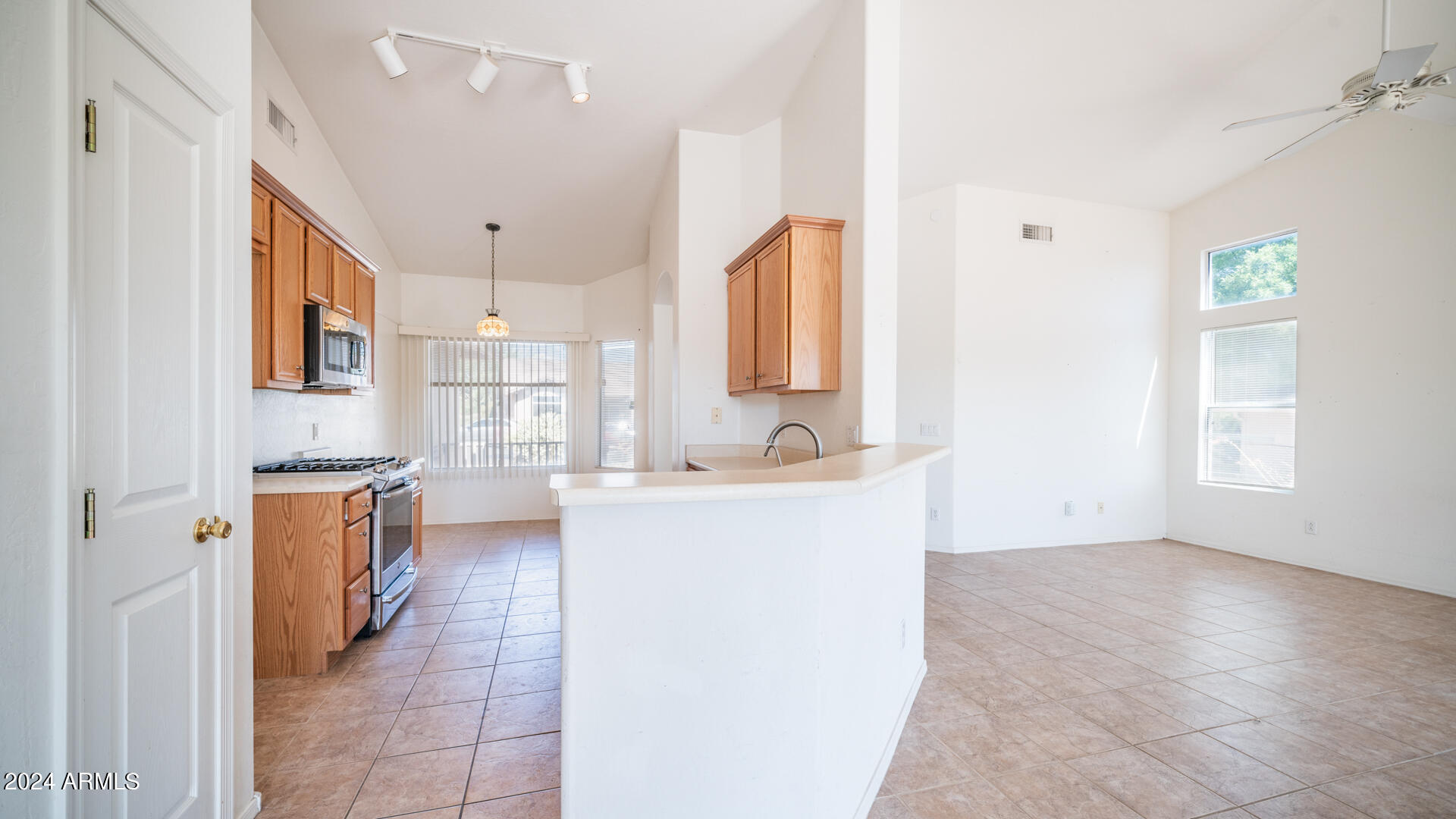 1445 W WAGON WHEEL Road