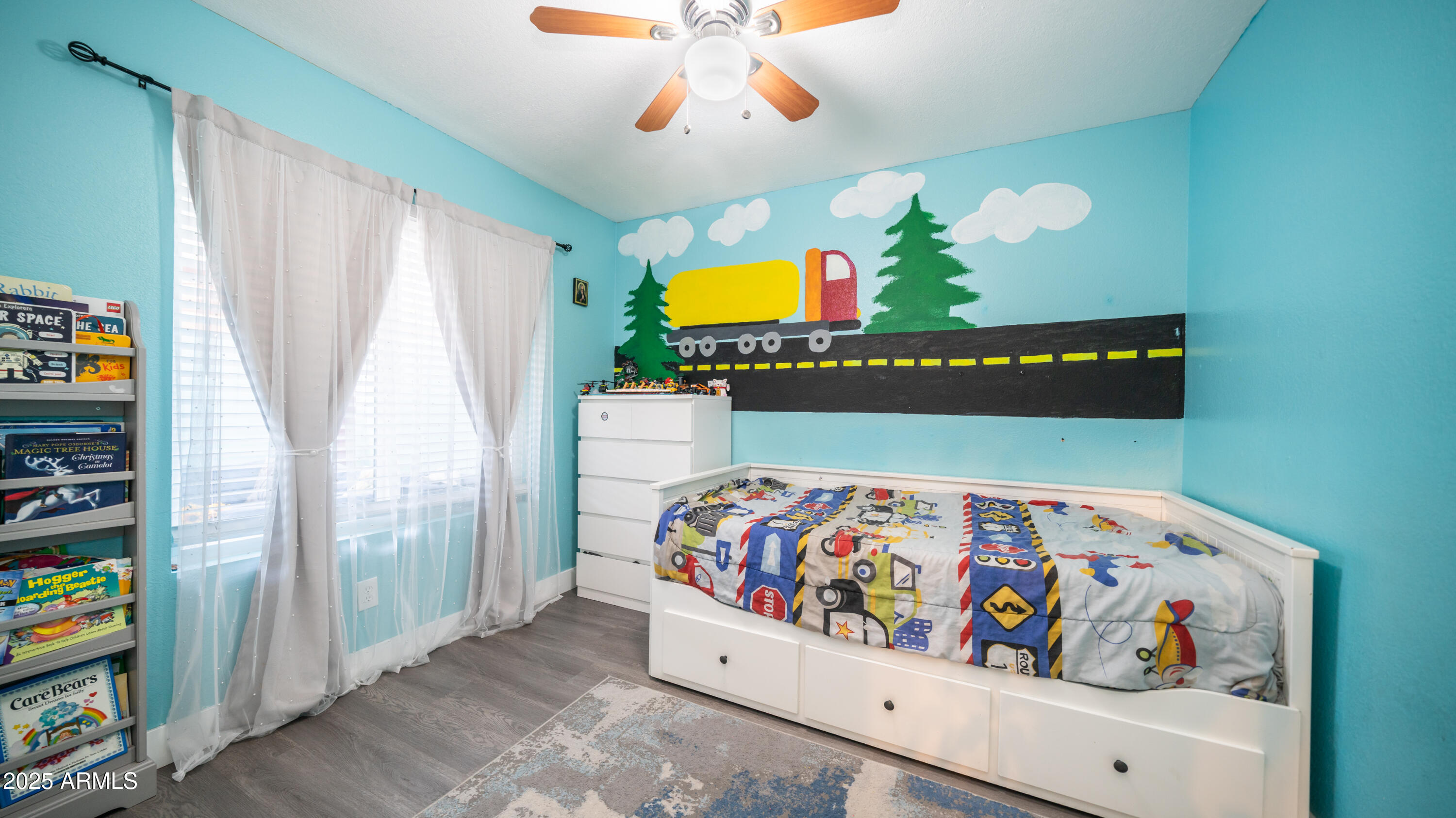 2827 E WALTANN Lane, 3