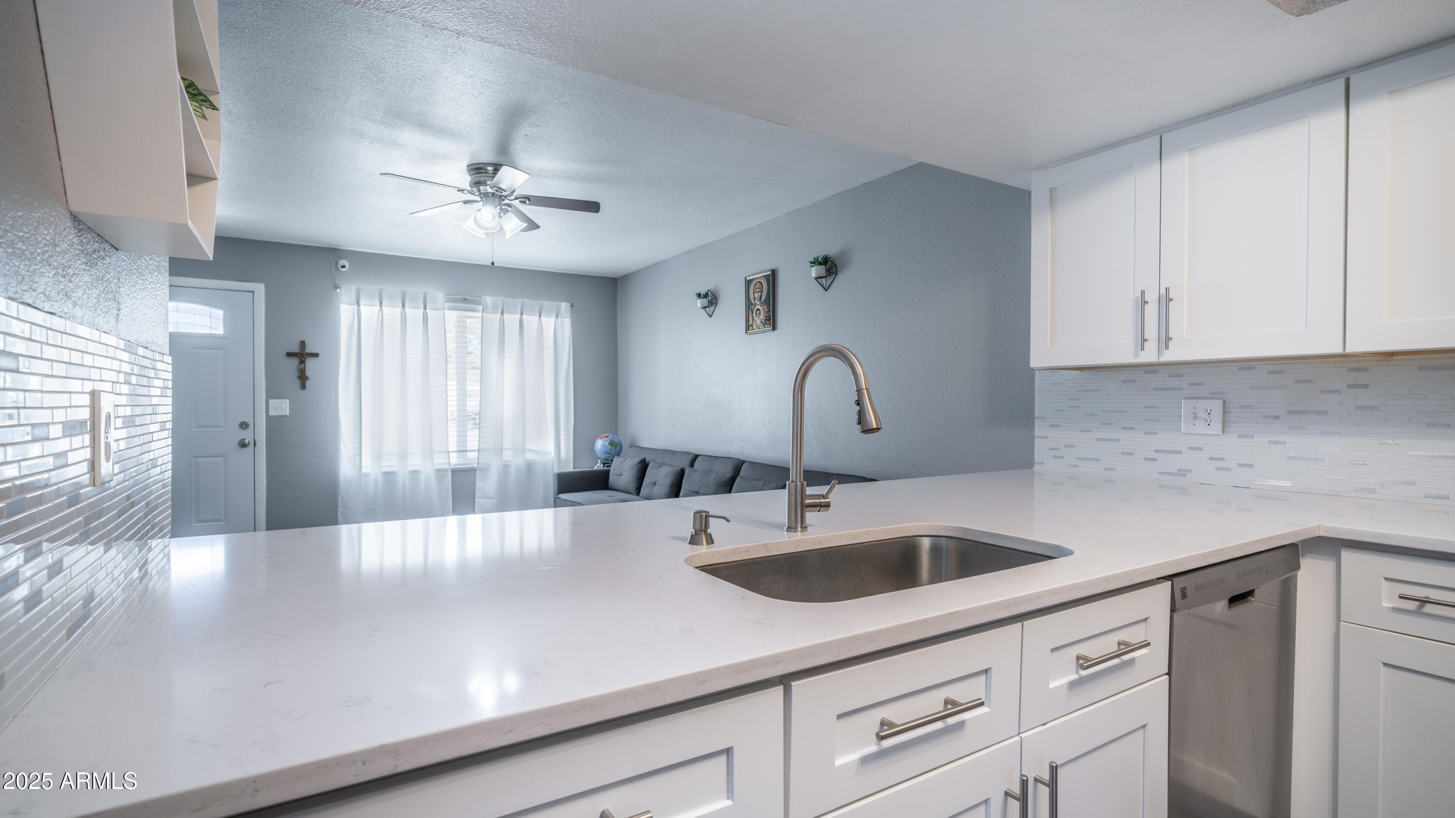 2827 E WALTANN Lane, 3