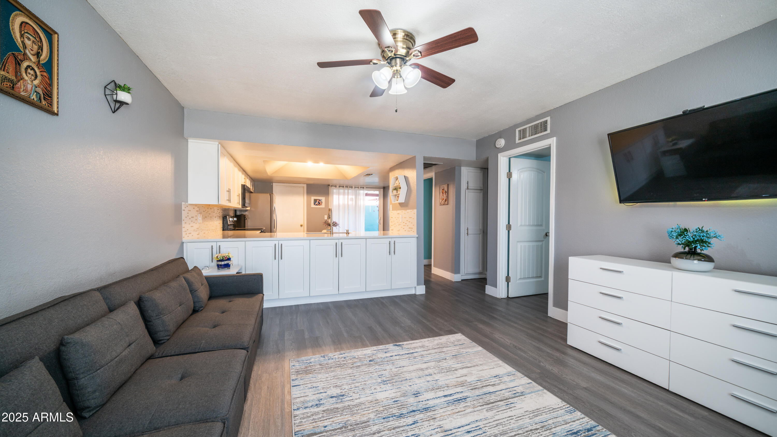 2827 E WALTANN Lane, 3