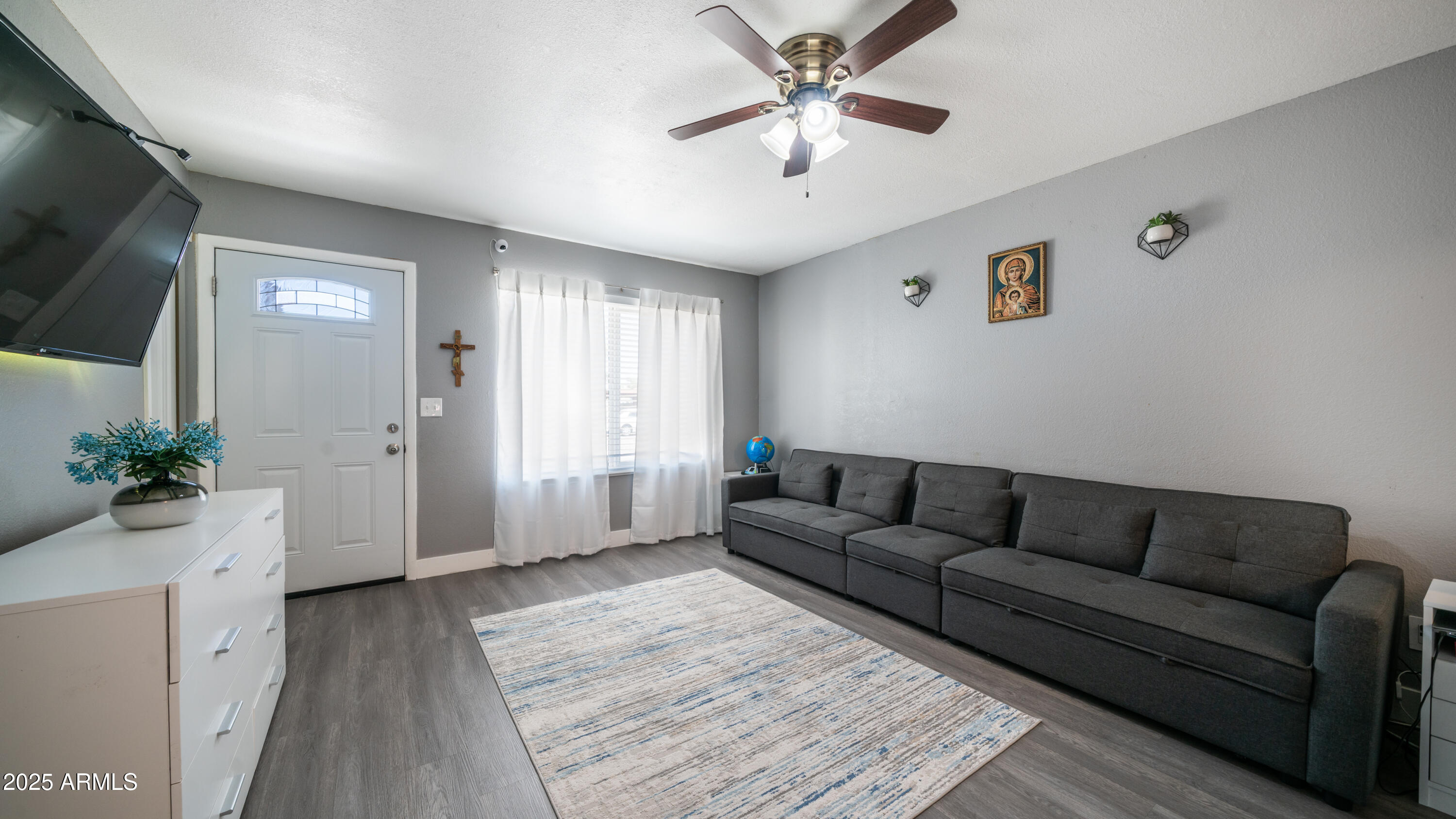 2827 E WALTANN Lane, 3