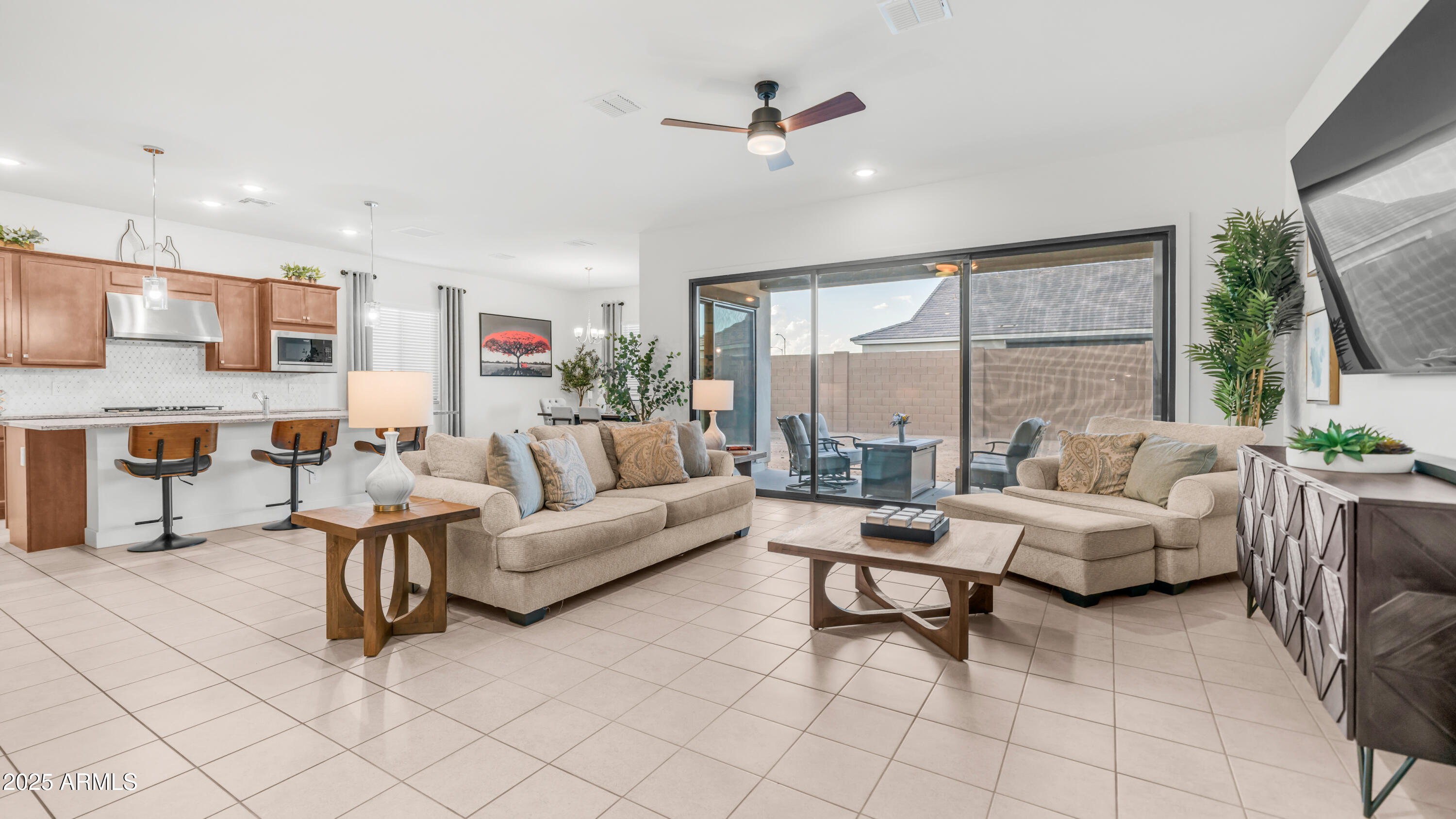 8022 W NORTHVIEW Avenue