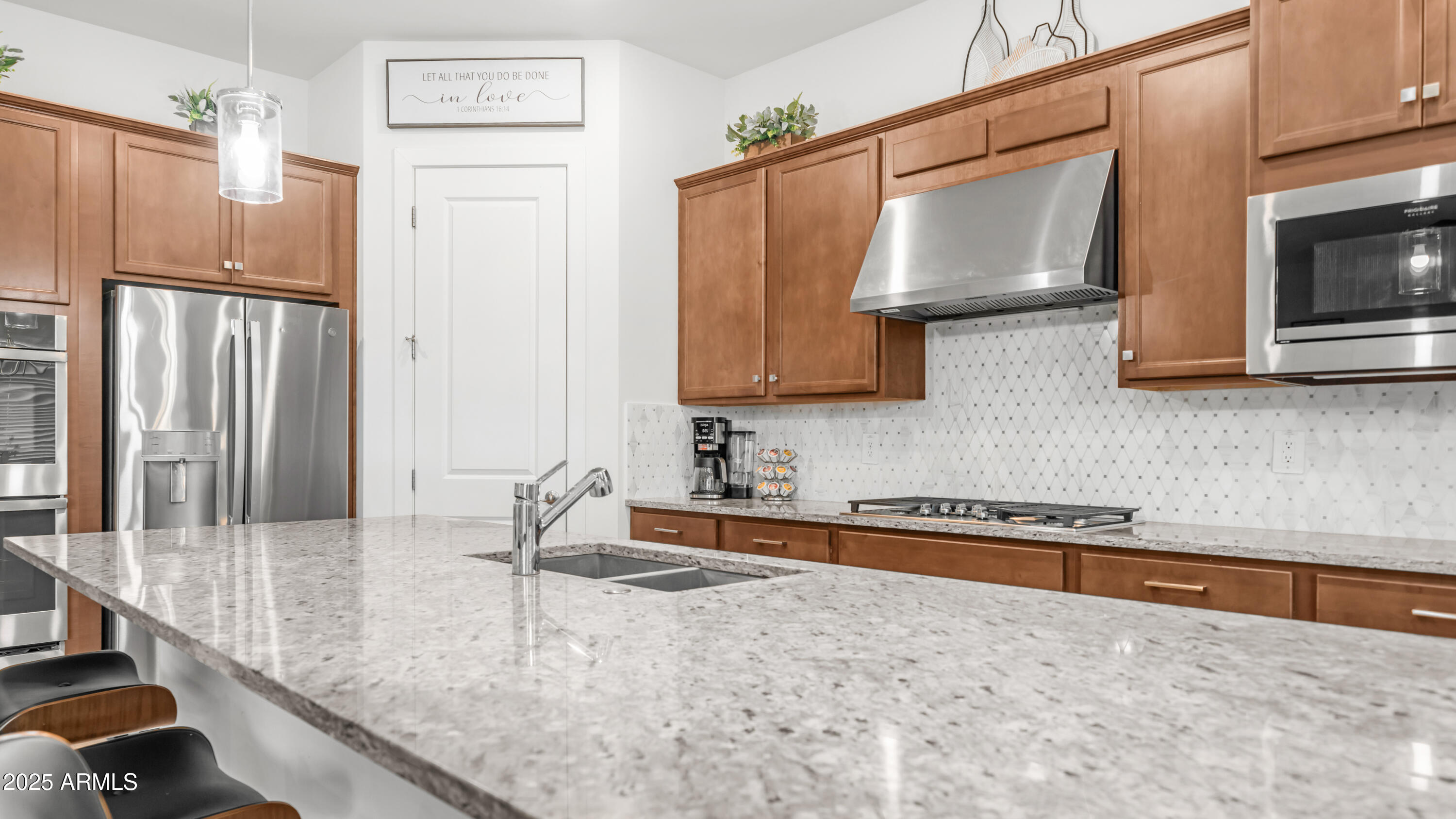 8022 W NORTHVIEW Avenue