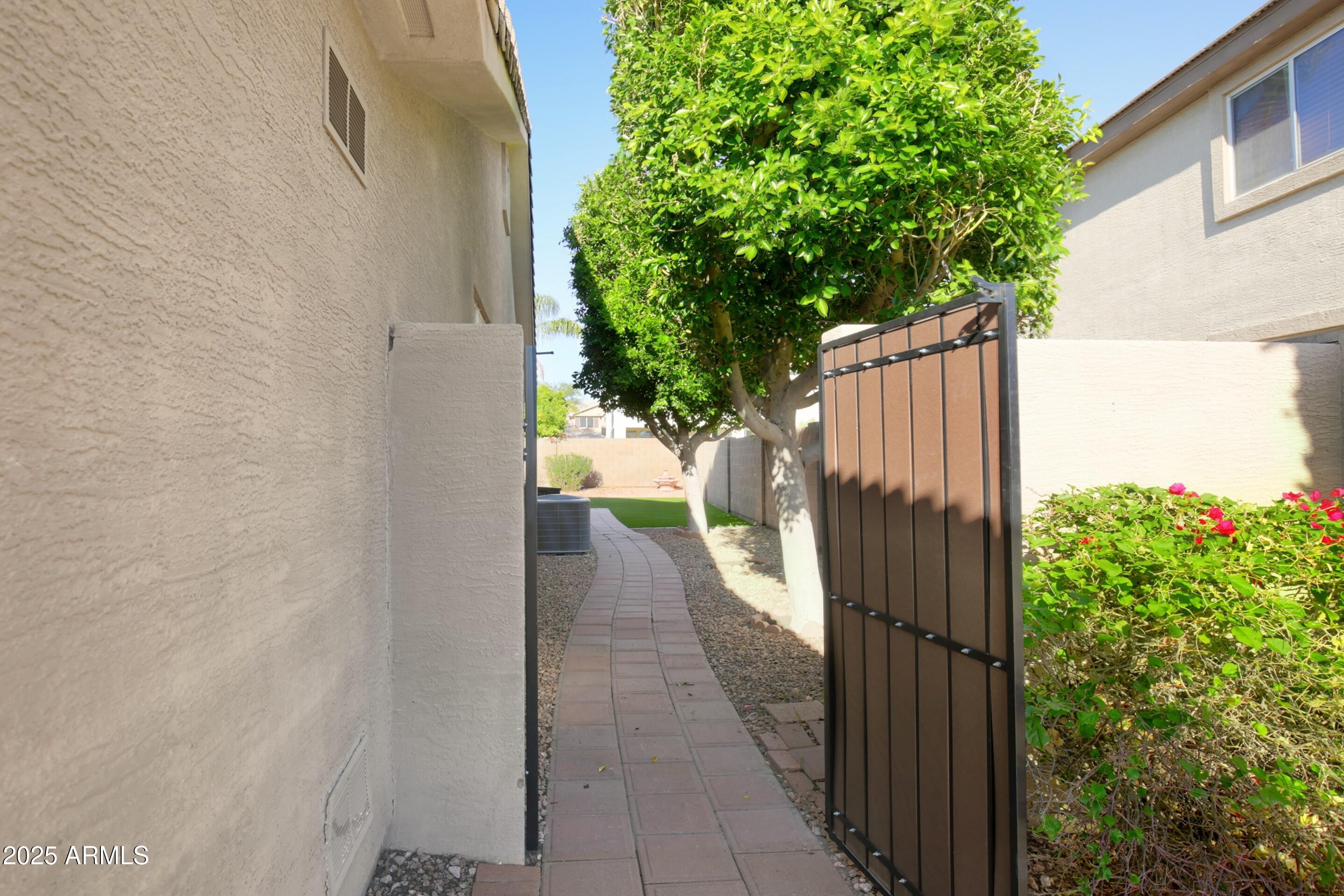 7054 W PONTIAC Drive