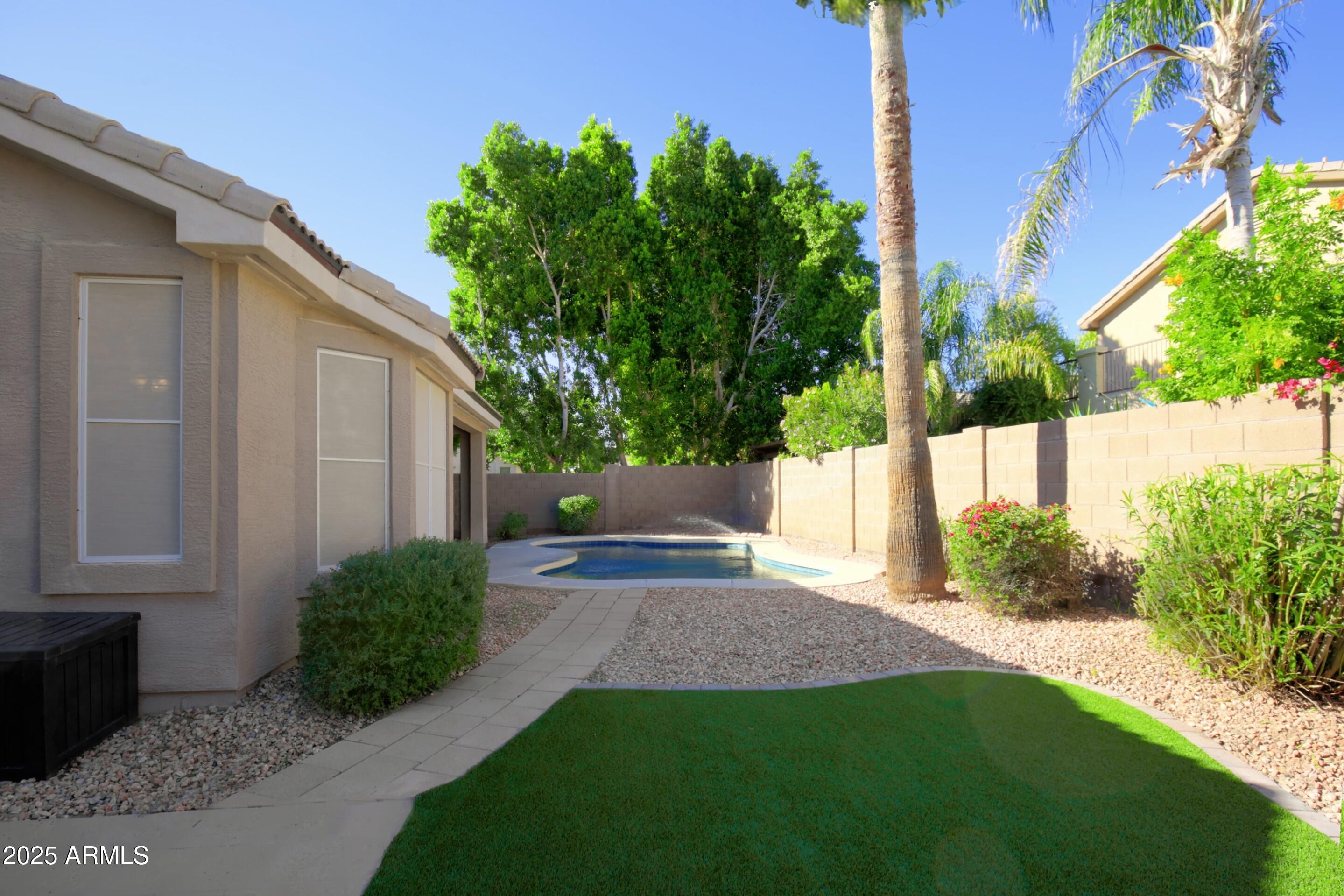 7054 W PONTIAC Drive