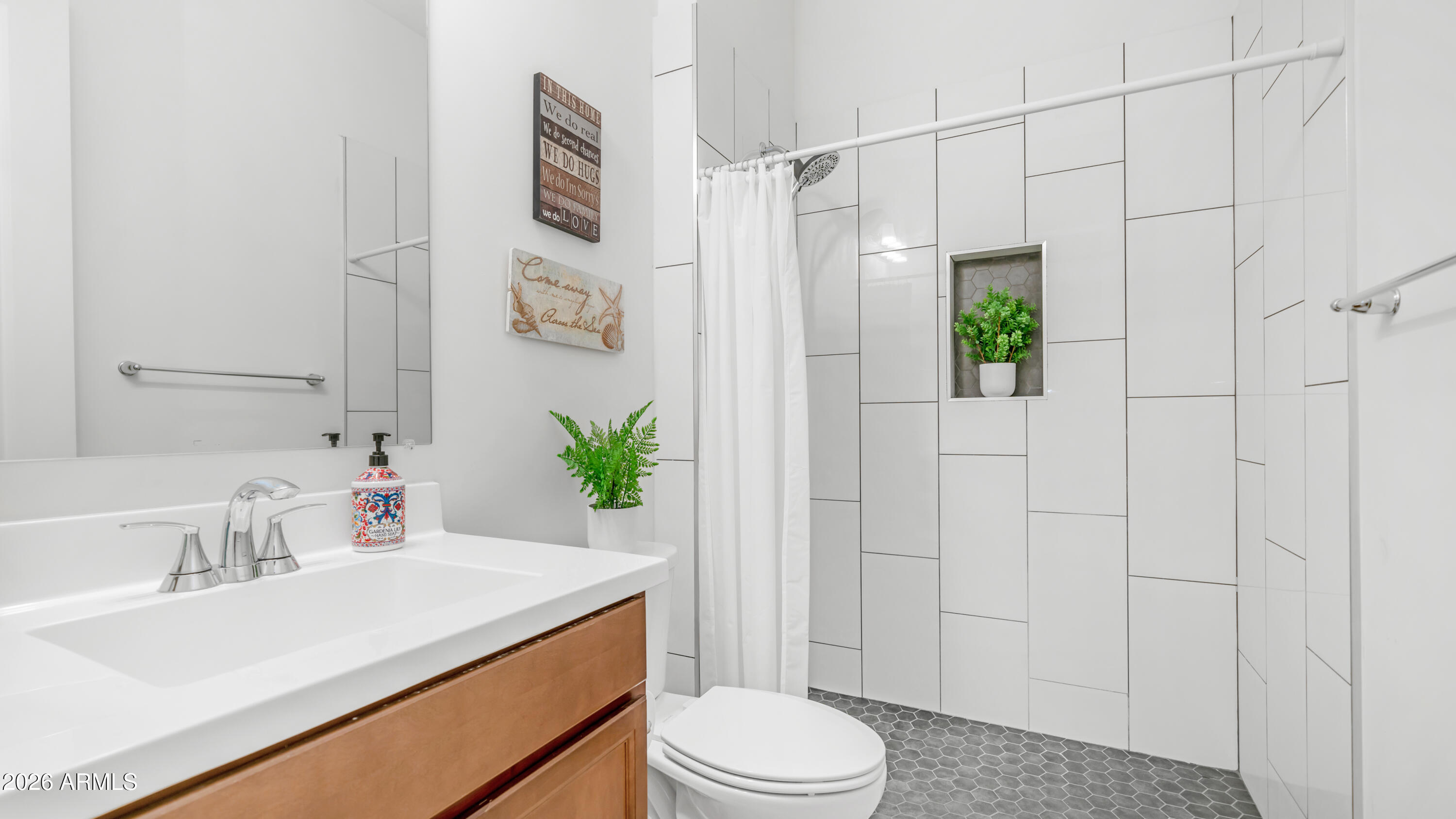 8022 W NORTHVIEW Avenue