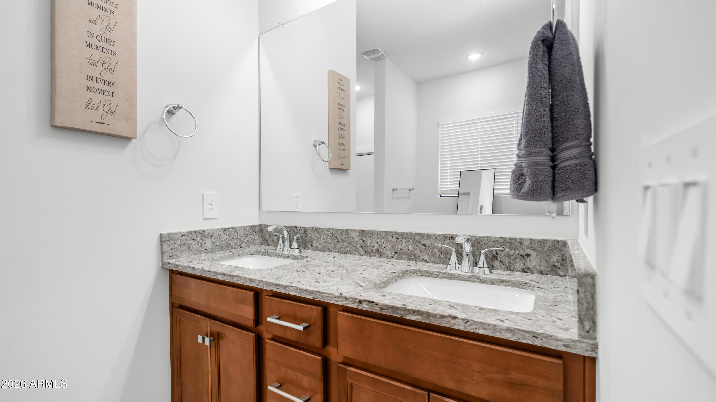 8022 W NORTHVIEW Avenue