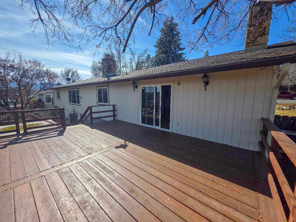 748 Meadowlark Ln.