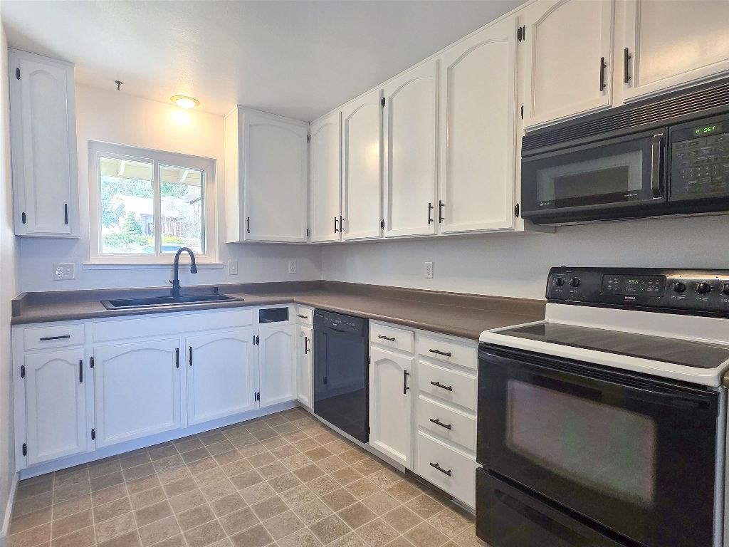 748 Meadowlark Ln.