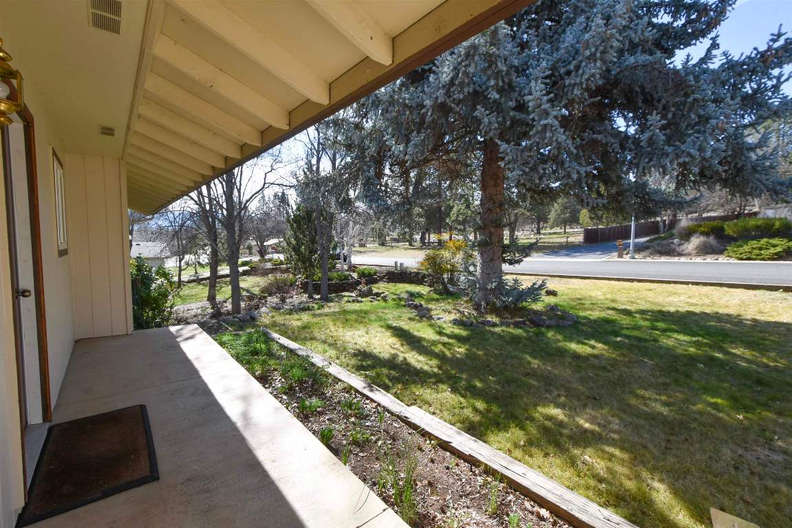748 Meadowlark Ln.